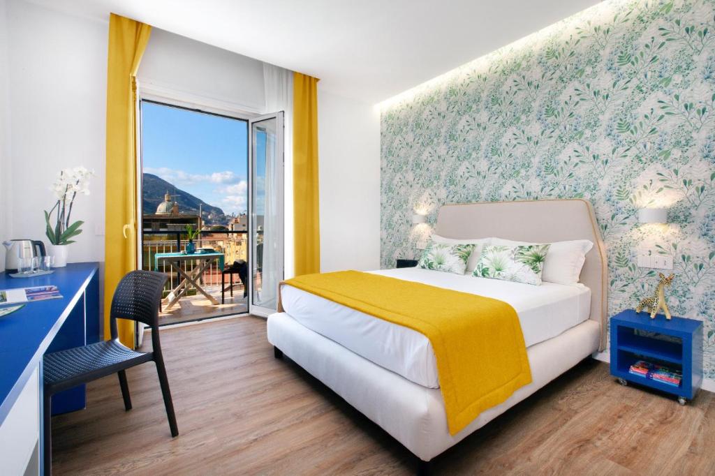 ein Schlafzimmer mit einem Bett mit einer gelben Decke in der Unterkunft Shabby Chic Seaview Apartments in Castellammare di Stabia