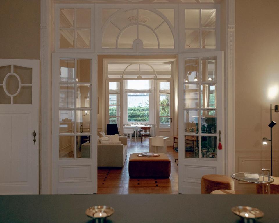 uma sala de estar com uma porta aberta para uma sala de estar em ADA em Antuérpia