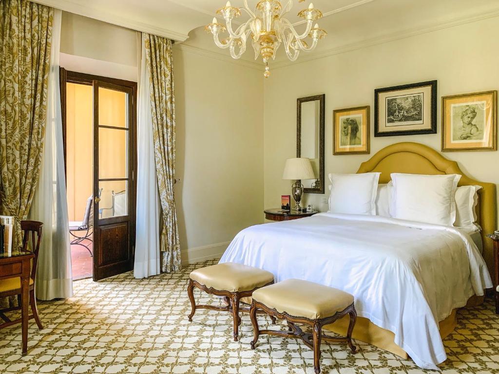 Postel nebo postele na pokoji v ubytování Four Seasons Hotel Firenze