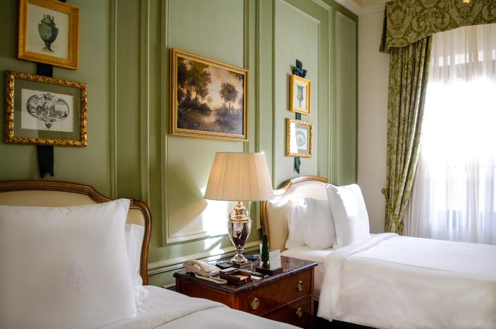Postel nebo postele na pokoji v ubytování Four Seasons Hotel Firenze