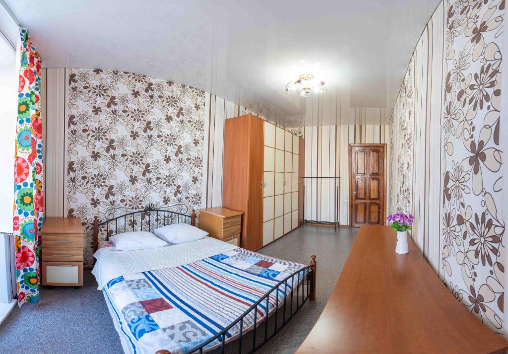 ein Schlafzimmer mit einem Bett in einem Zimmer in der Unterkunft Дом с прекрасным видом г Павлодар in Pawlodar