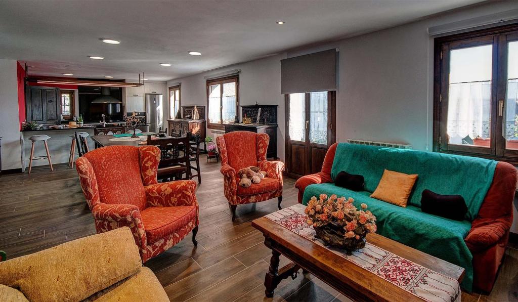 sala de estar con sofá, sillas y mesa en 5 bedrooms house with furnished garden and wifi at Baraibar, en Baráibar