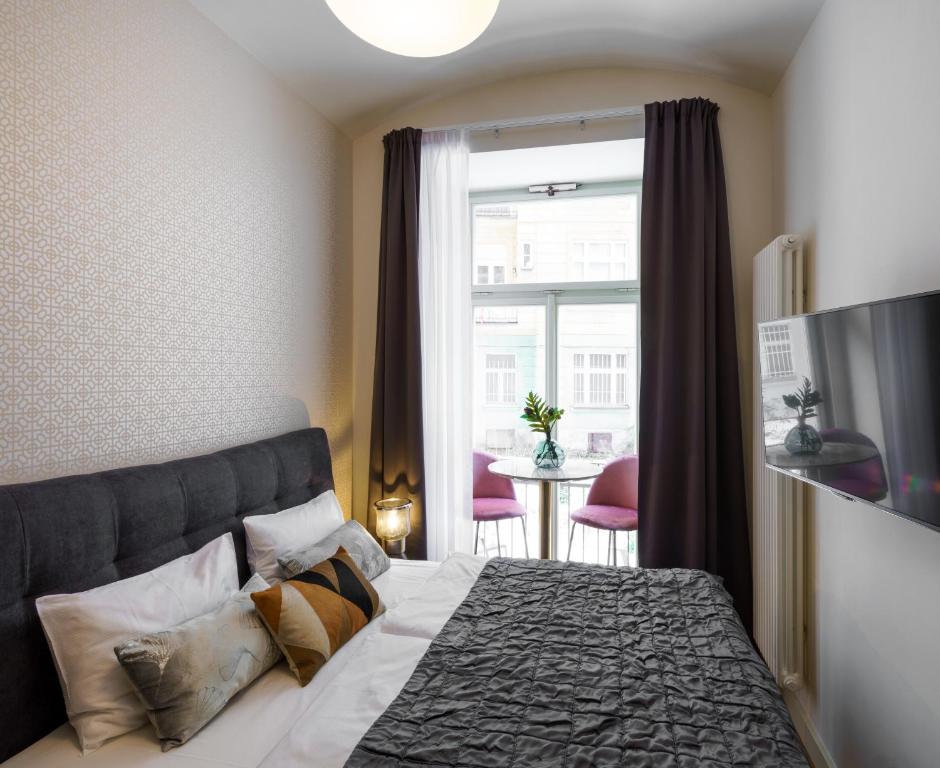 Łóżko lub łóżka w pokoju w obiekcie MN6 Luxury Suites by Adrez