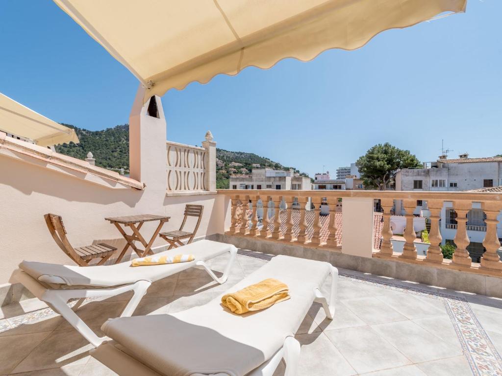 een balkon met een tafel en stoelen op een dak bij Sa Torre I in Canyamel