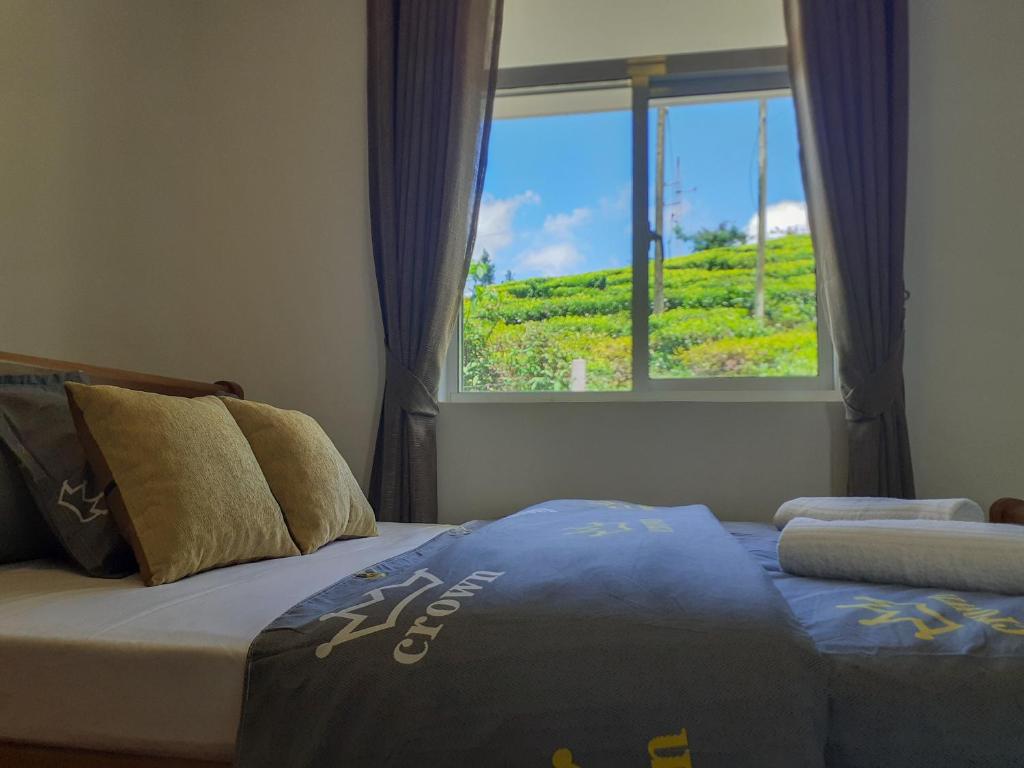 ヌワラエリヤにあるFlamingo's Nuwara Eliyaのベッドルーム(ベッド1台、窓付)