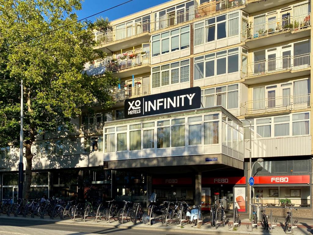 ein großes Gebäude mit Fahrrädern davor in der Unterkunft XO Hotels Infinity in Amsterdam