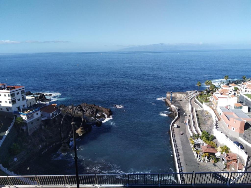 プエルト・デ・サンティアゴにあるChica, 1 bedroom flat with sea viewの海と市街の景色を望めます。