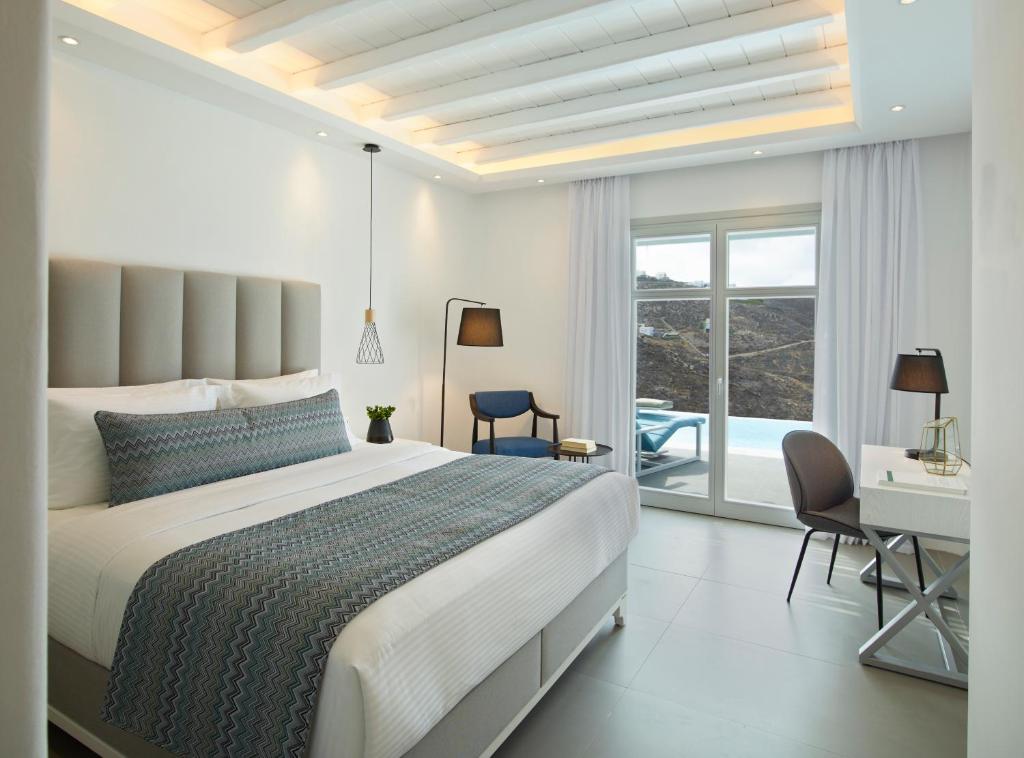 Postel nebo postele na pokoji v ubytování Epic Blue Mykonos