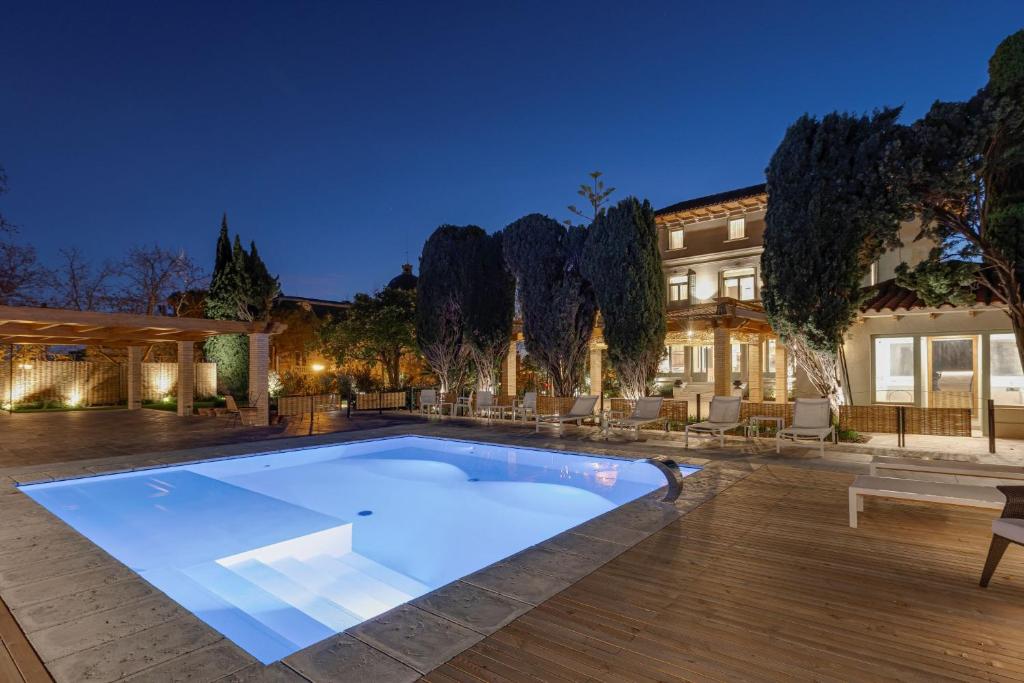 a swimming pool in the middle of a house at Hotel Boutique Mirlo Barcelona in Barcelona