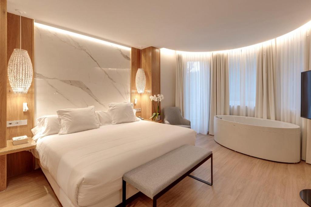Posteľ alebo postele v izbe v ubytovaní Hotel Boutique Mirlo Barcelona