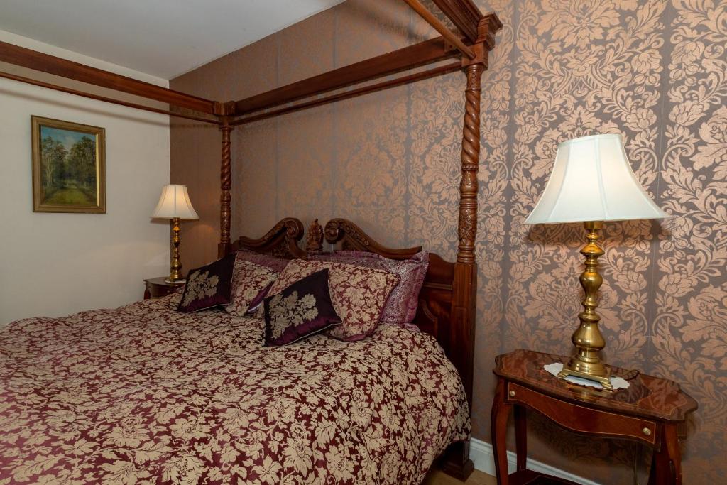 sypialnia z łóżkiem i lampką na stole w obiekcie The Dales w mieście Gorey