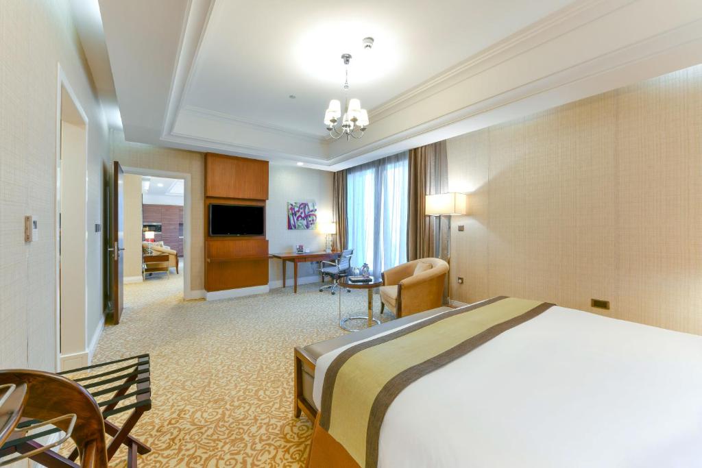 TV a/nebo společenská místnost v ubytování Best Plaza West Bay Hotel