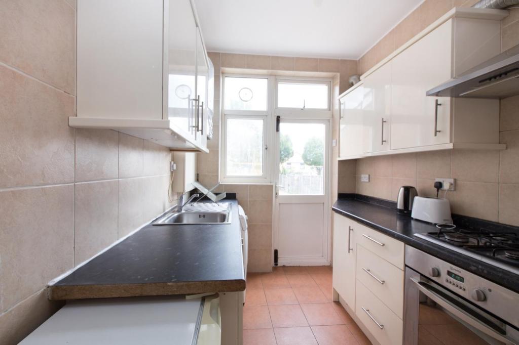 Tooting Bec Rooms by DC London Rooms - Single Room