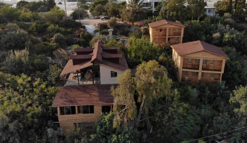 een luchtzicht op een huis in de bomen bij KARABİBİK BUNGALOW in Demre