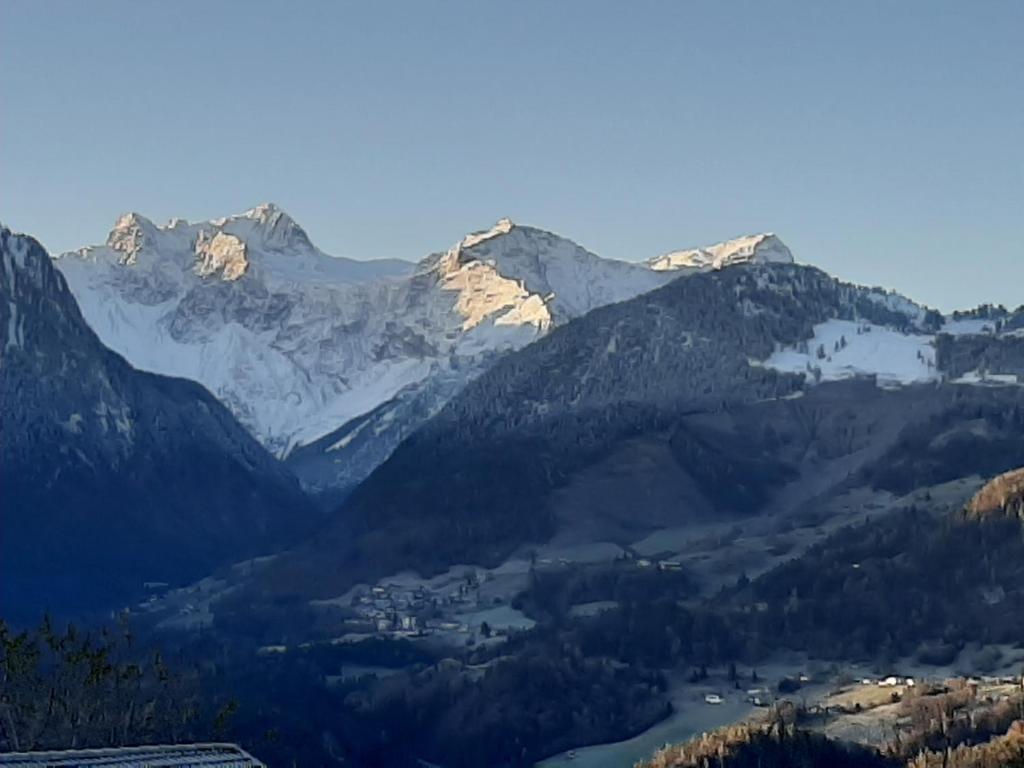 uma vista para uma serra com montanhas cobertas de neve em Bergwelten em Bludenz
