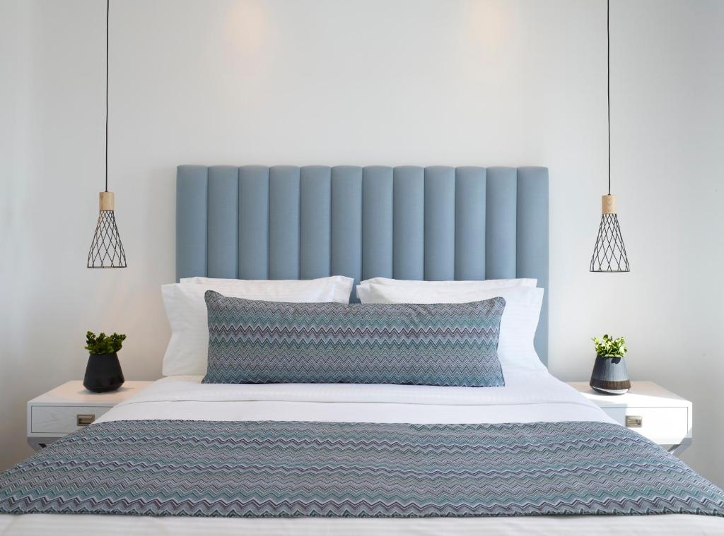 Postel nebo postele na pokoji v ubytování Epic Blue Mykonos
