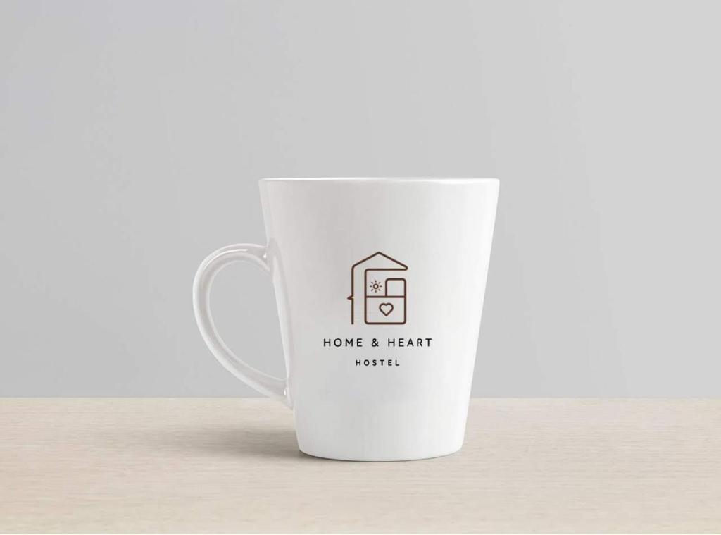 ザポリージャにあるHostel Home&Heartの白いコーヒーマグカップ