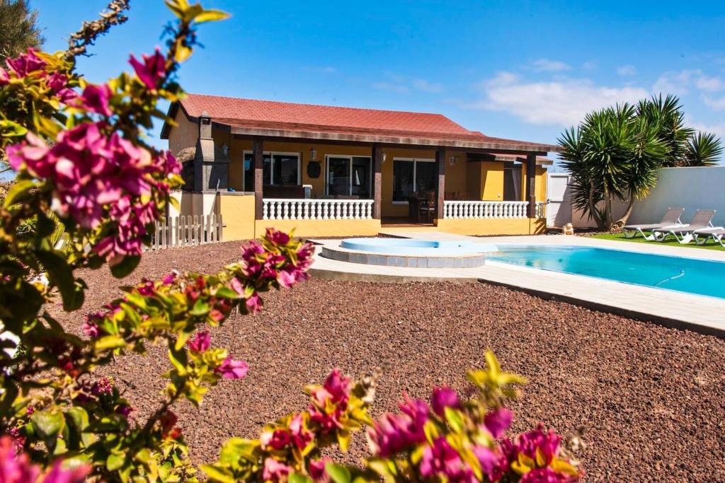 コティージョにある2 bedrooms villa with sea view private pool and jacuzzi at El Roque 1 km away from the beachのギャラリーの写真