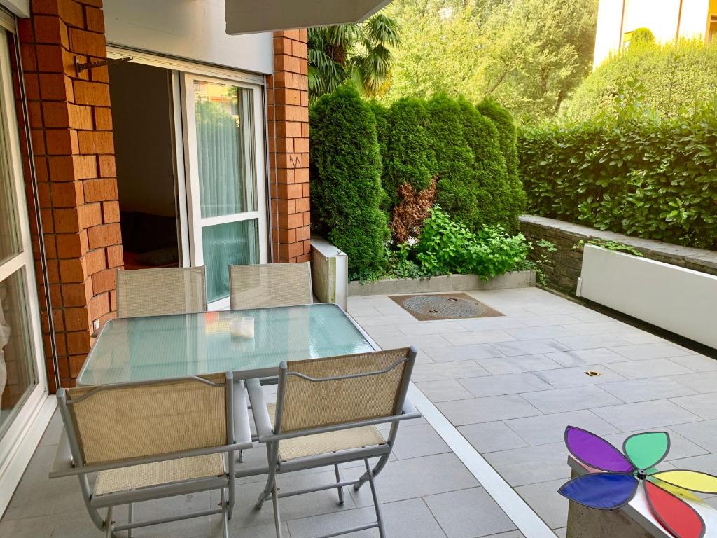 Um jardim no exterior de Apartment Locarno-Lido