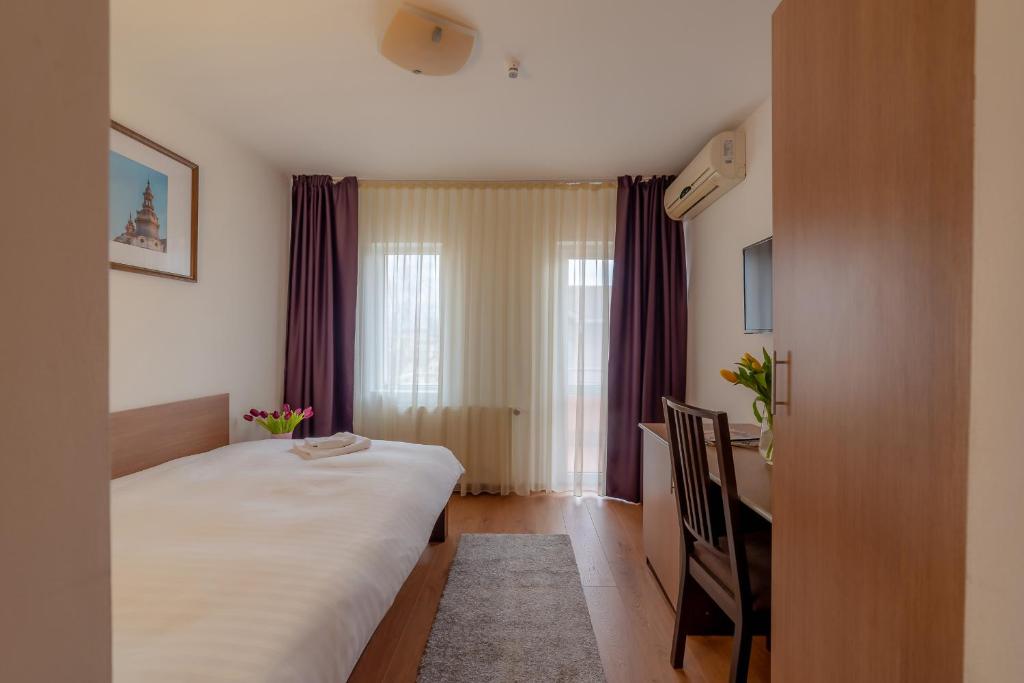 Postel nebo postele na pokoji v ubytování Pension Cluj