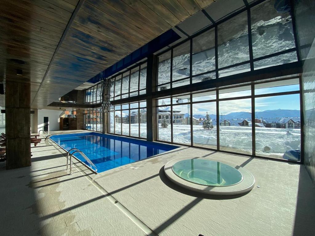 Bazén v ubytování New Gudauri Atrium 211 nebo v jeho okolí