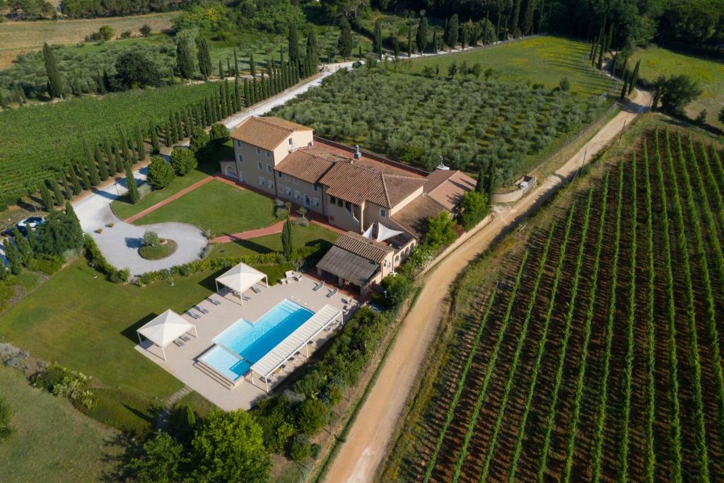 Bazén v ubytování Resort Casale Le Torri nebo v jeho okolí