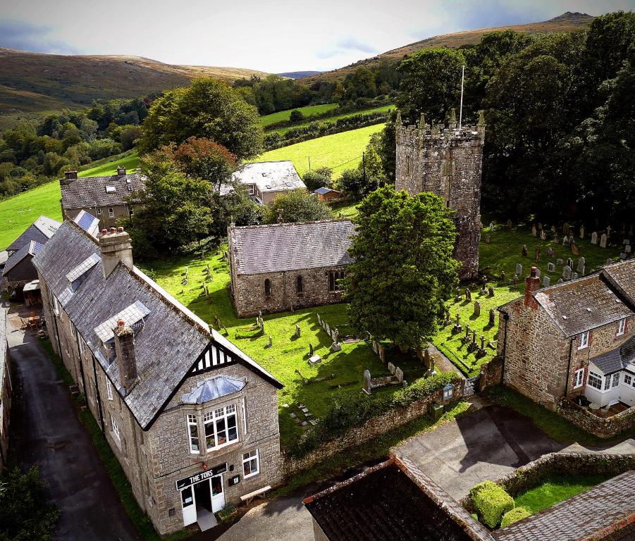 una vista aerea di una vecchia casa con un cortile verde di The Tors a Okehampton