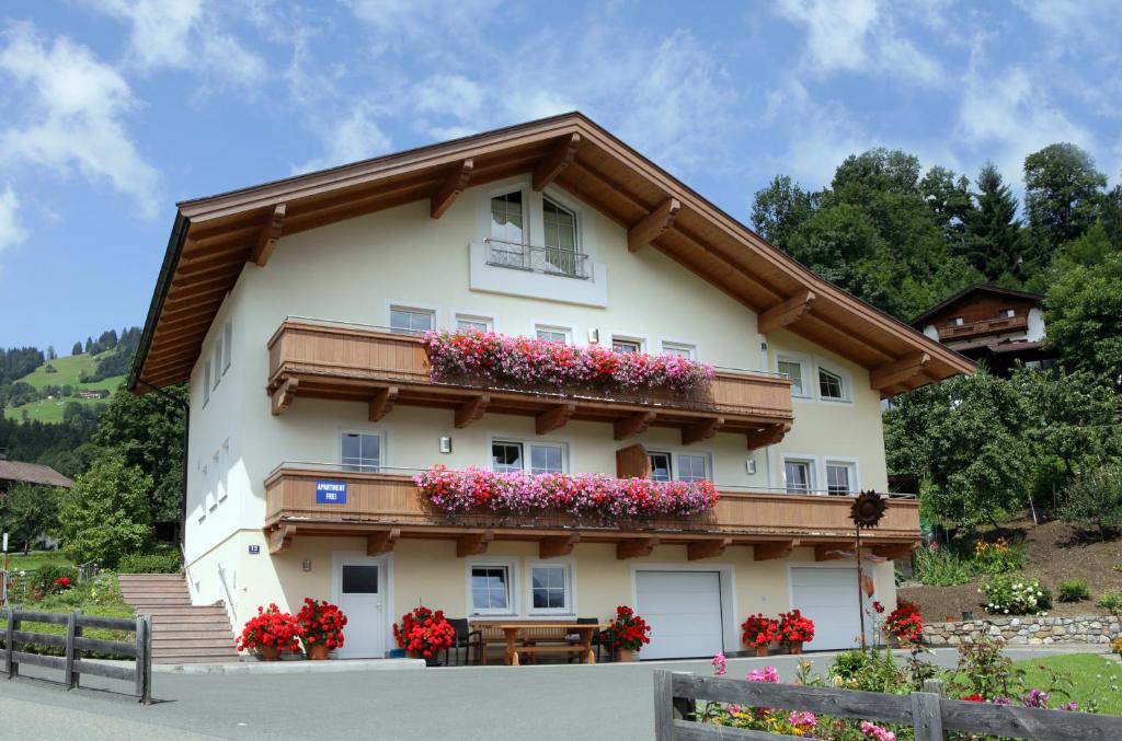 een huis met bloembakken aan de zijkant bij Appartement Christine in Brixen im Thale