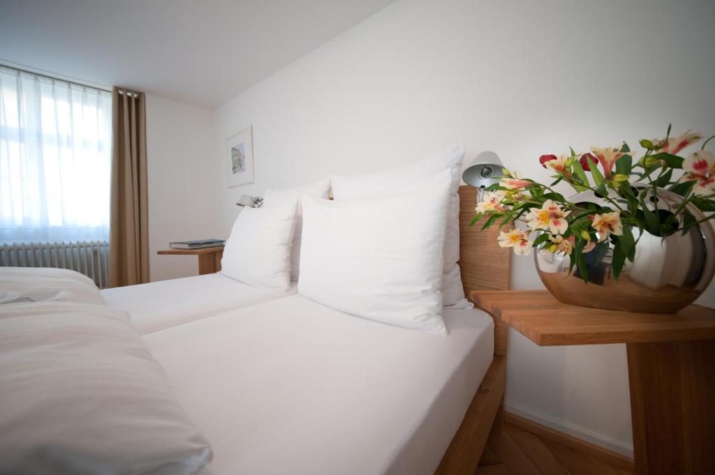 Postel nebo postele na pokoji v ubytování Hotel Engel - Lindauer Bier und Weinstube