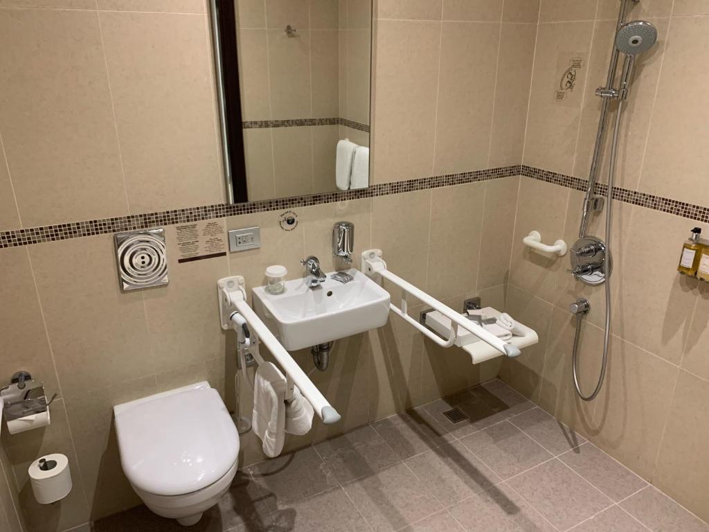 Koupelna v ubytování Staybridge Suites Beirut by IHG