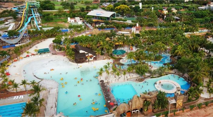 uma vista aérea de uma piscina num resort em APARTAMENTO RESORT EM OLÍMPIA em Olímpia