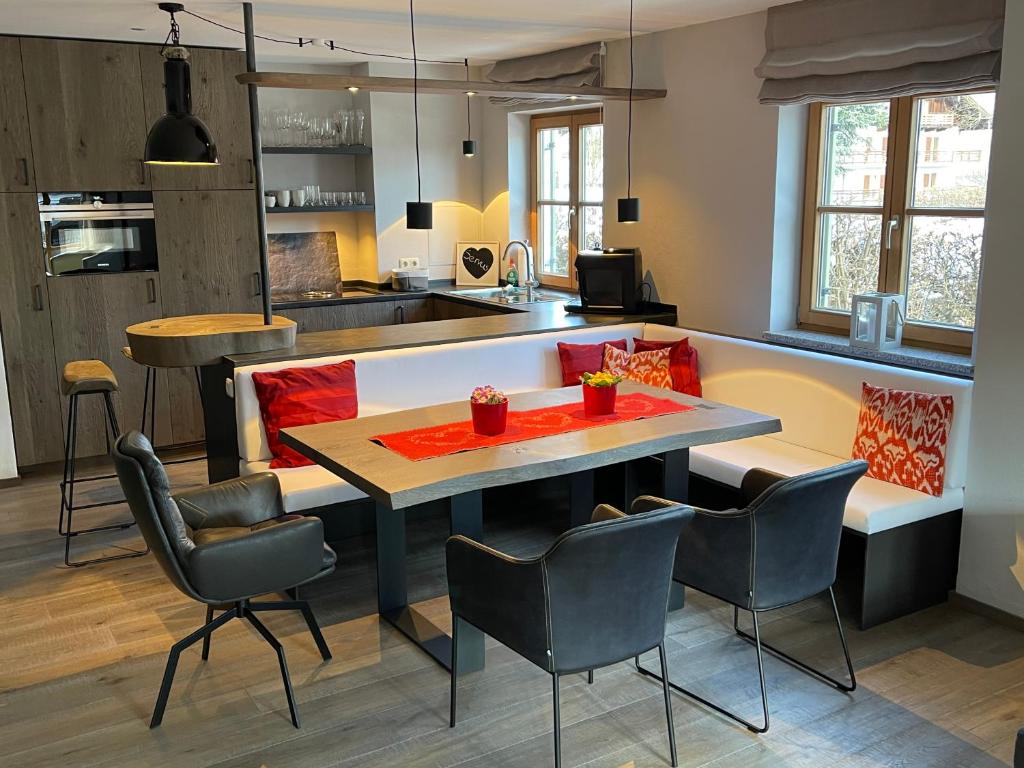 eine Küche mit einem Tisch und Stühlen im Zimmer in der Unterkunft Freihaus18**** in Bad Wiessee