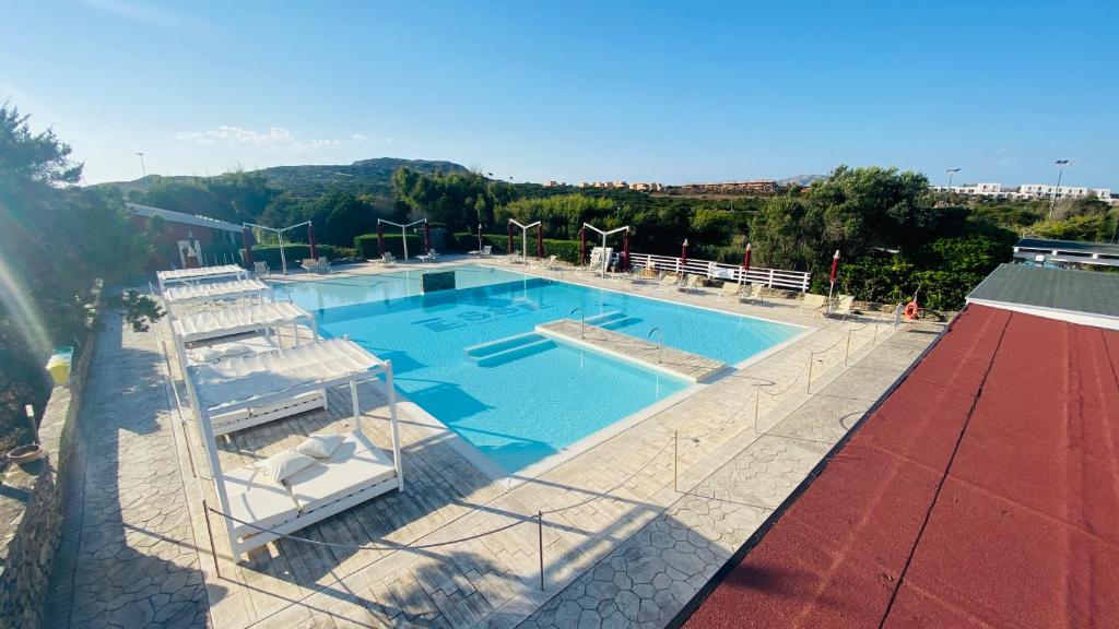 uitzicht op een groot zwembad bij Club Esse Sporting in Stintino