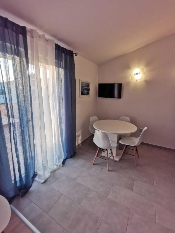 Telewizja i/lub zestaw kina domowego w obiekcie Apartmani Viktorija