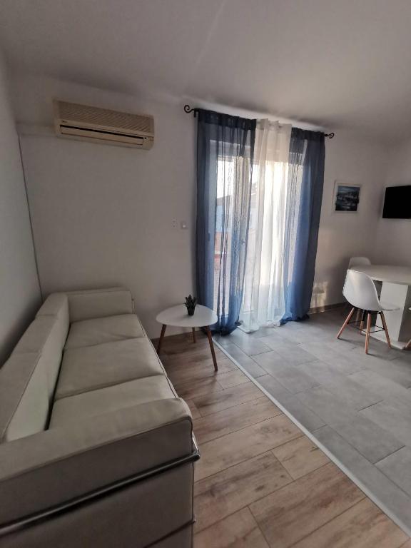 Telewizja i/lub zestaw kina domowego w obiekcie Apartmani Viktorija