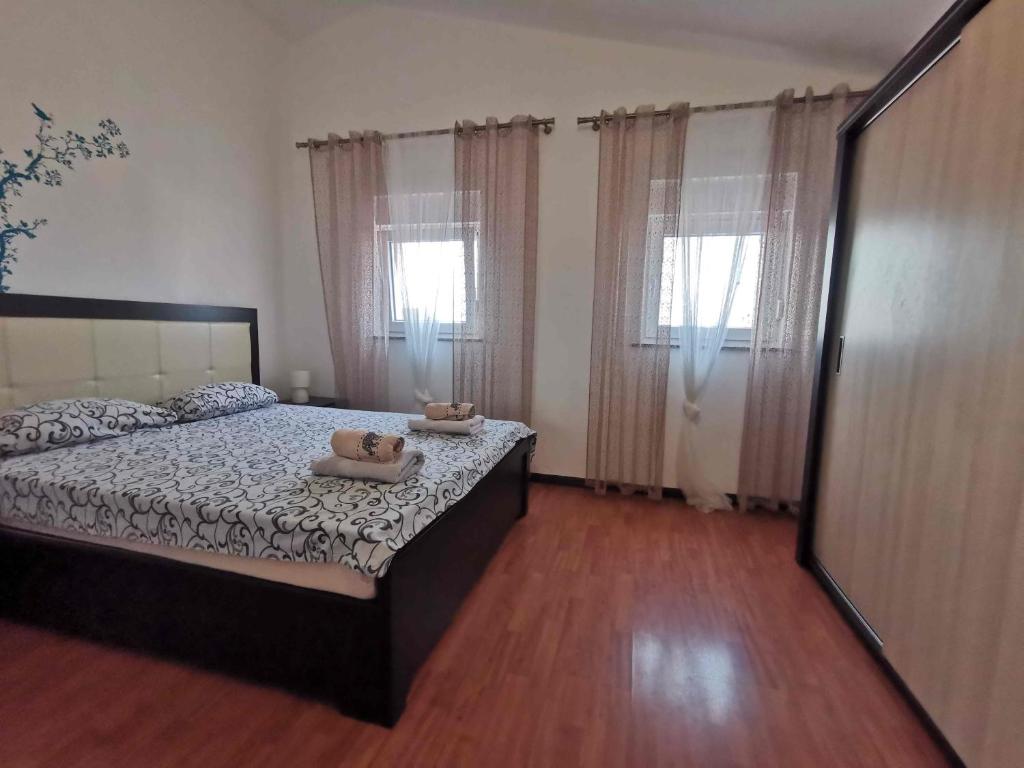 Łóżko lub łóżka w pokoju w obiekcie Apartmani Viktorija