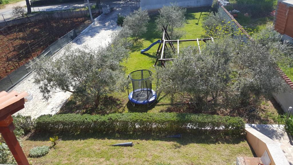 Ogród w obiekcie Apartmani Viktorija