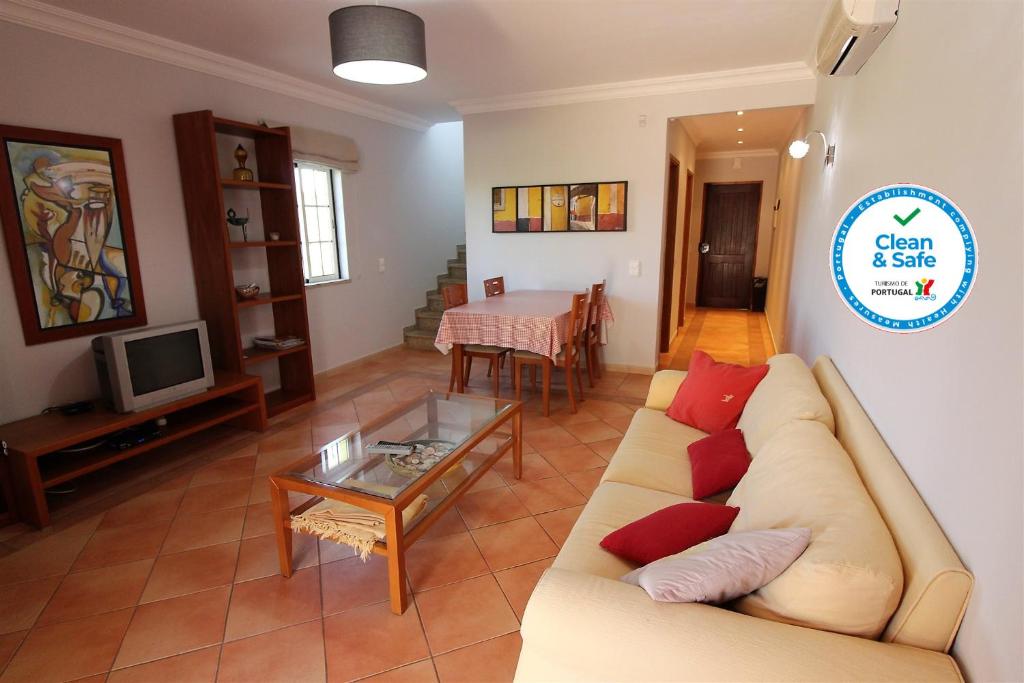 salon z kanapą i stołem w obiekcie Villa Martina - São Rafael - Albufeira w Albufeirze