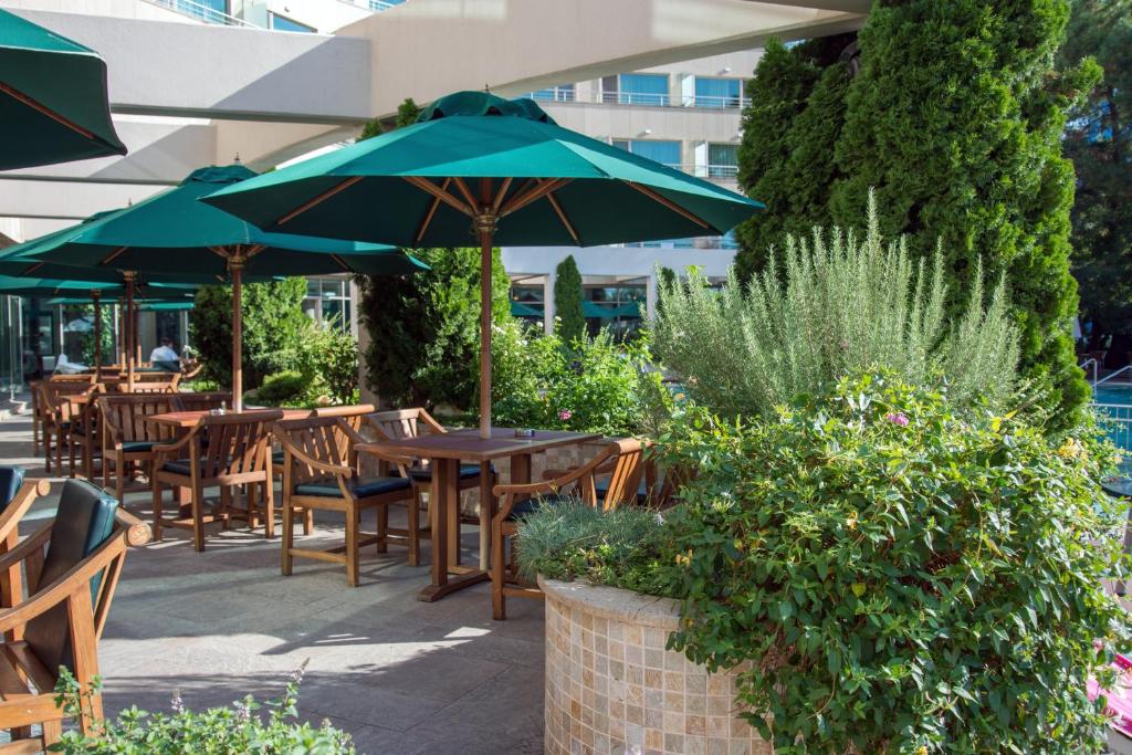 A restaurant or other place to eat at Jeravi Beach Hotel - All Inclusive
