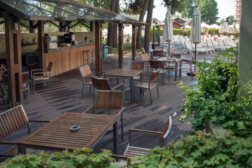 A restaurant or other place to eat at Jeravi Beach Hotel - All Inclusive