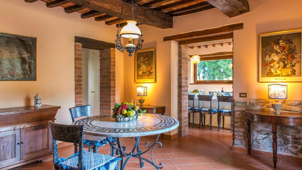 A seating area at Casa Torrione 14, Emma Villas