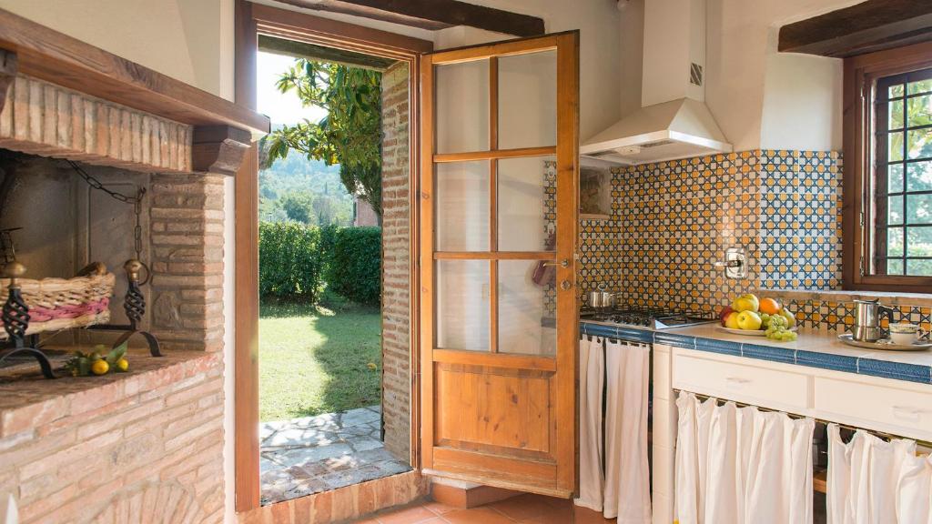 A kitchen or kitchenette at Casa Torrione 14, Emma Villas