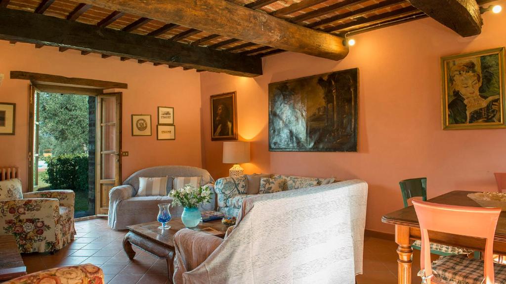 A seating area at Casa Torrione 14, Emma Villas