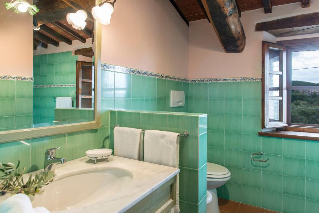 A bathroom at Casa Torrione 14, Emma Villas