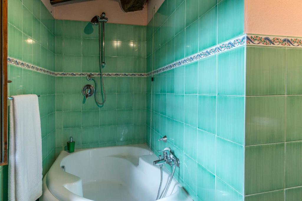 A bathroom at Casa Torrione 14, Emma Villas