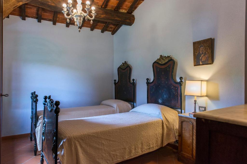 A bed or beds in a room at Casa Torrione 14, Emma Villas