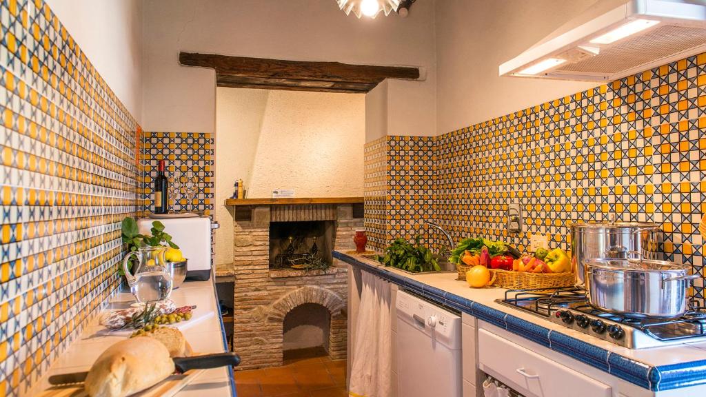 A kitchen or kitchenette at Casa Torrione 14, Emma Villas
