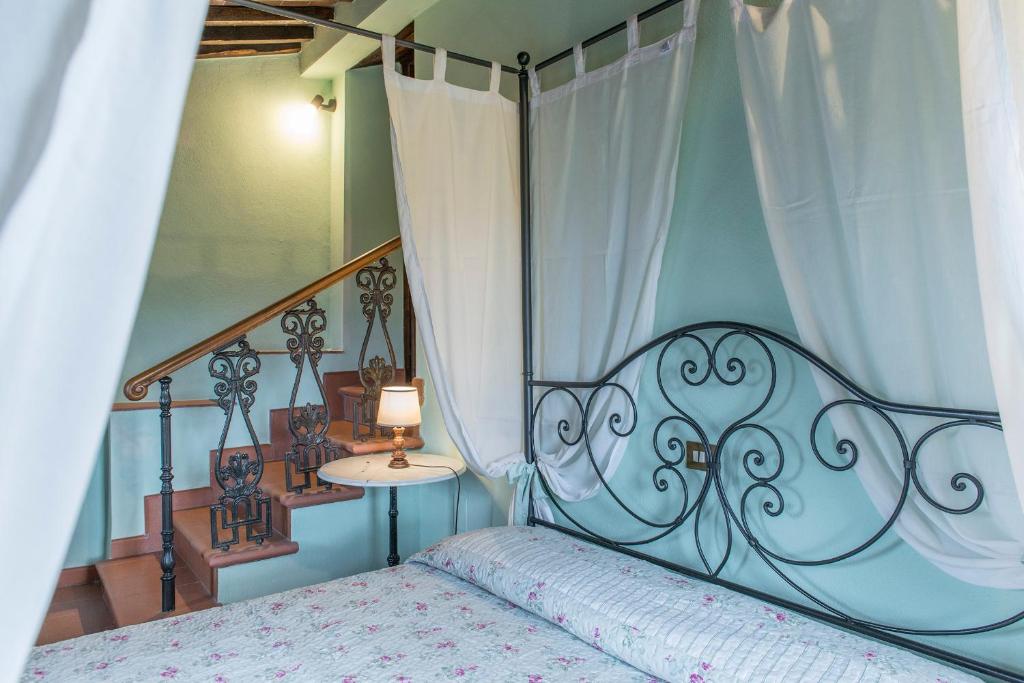 A bed or beds in a room at Casa Torrione 14, Emma Villas