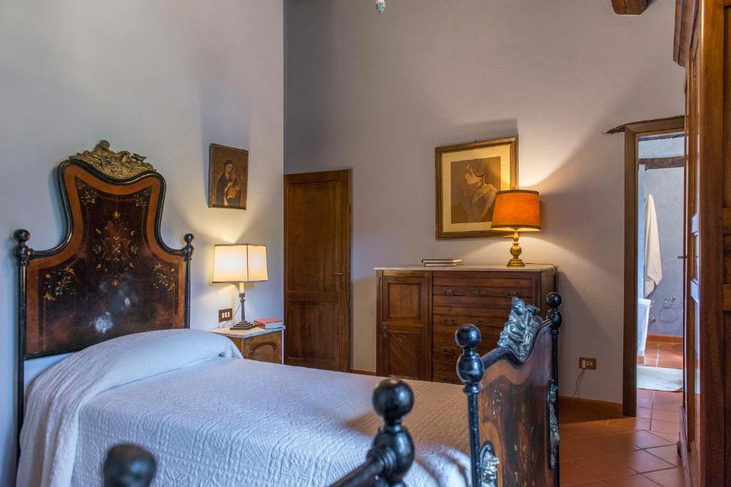 A bed or beds in a room at Casa Torrione 14, Emma Villas