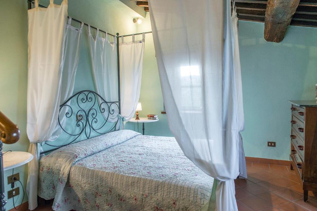 A bed or beds in a room at Casa Torrione 14, Emma Villas